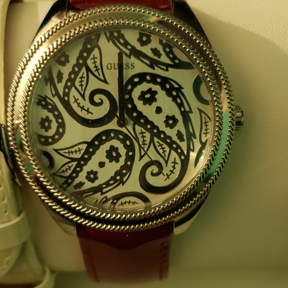 NWOT Guess watch - Picture 3 of 4